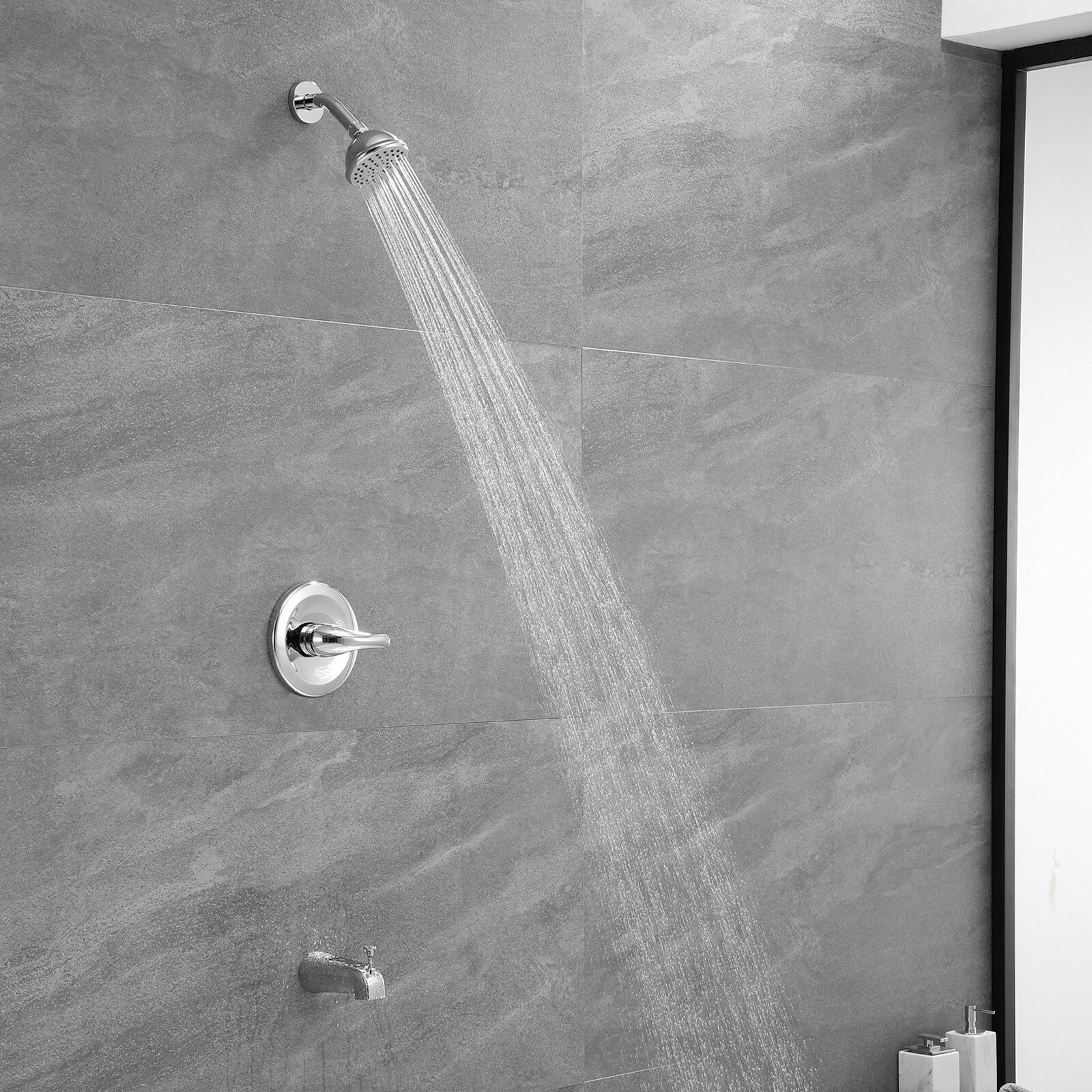 Kit de garniture de douche à poignée unique en chrome poli certifié Aquacubic cUPC avec valve avec bec de baignoire